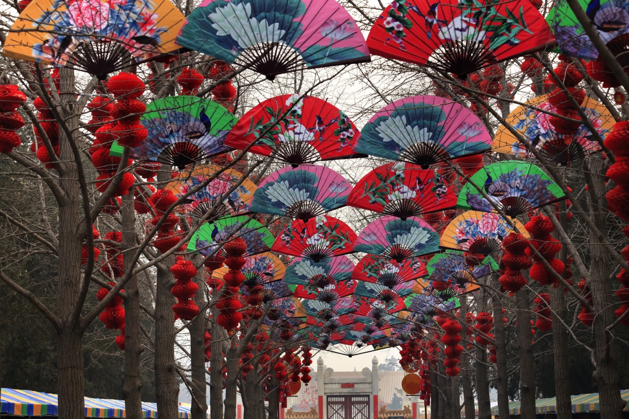 Decoraciones de Año Nuevo Chino en el Parque Ditan, Beijing, China
