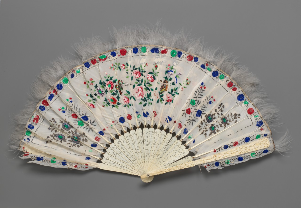 Un abanico chino de marfil y plumas del siglo XIX. Foto: Wikimedia Commons