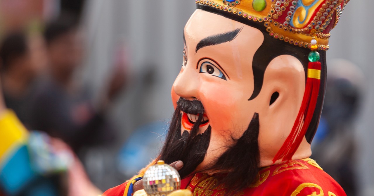 En China utilizan mucho la imagen del dios de la riqueza, un hombre con barba negra larga y un traje rojo con detalles dorados