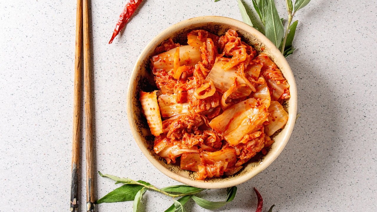 El sabor del kimchi puede varios según factores como la cantidad de sal o azúcar y del tiempo de fermentación. 