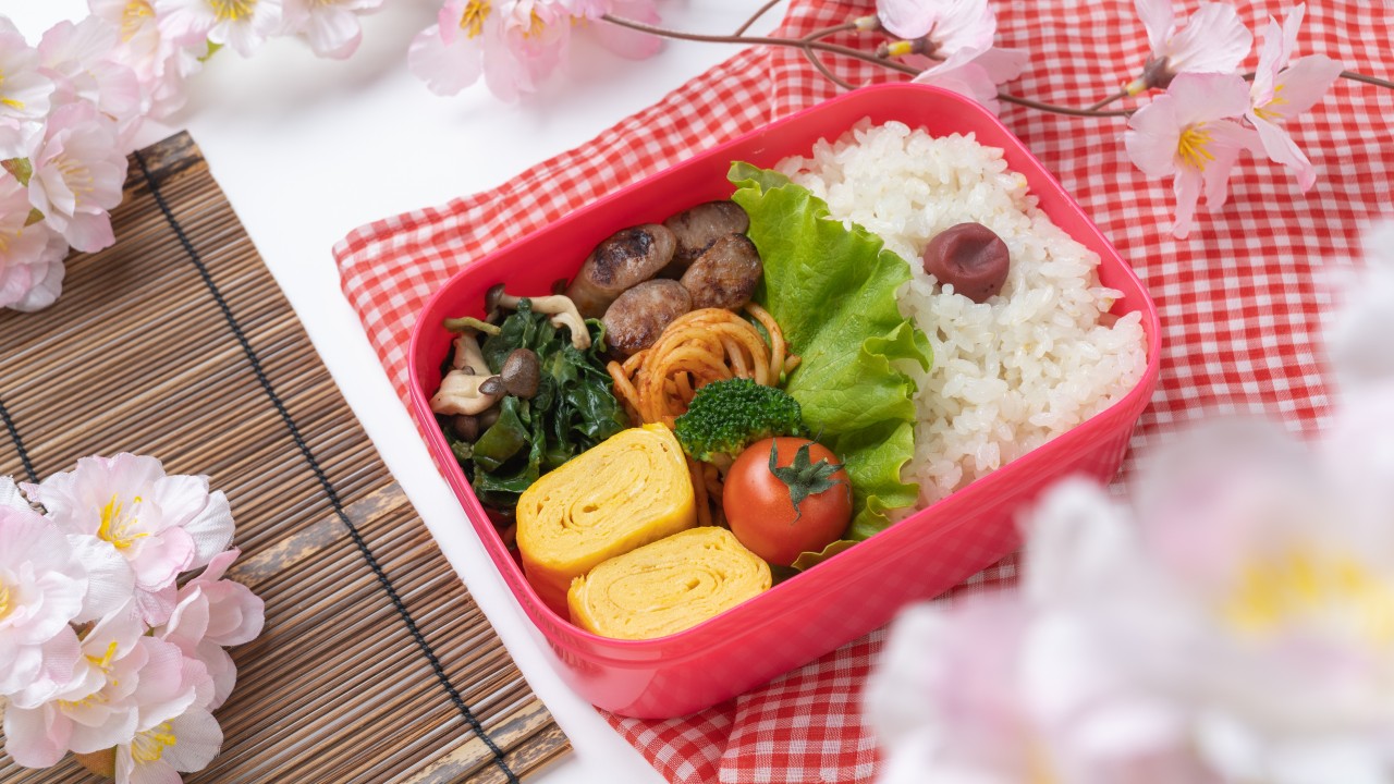 Bento con tamagoyaki, verduras y arroz