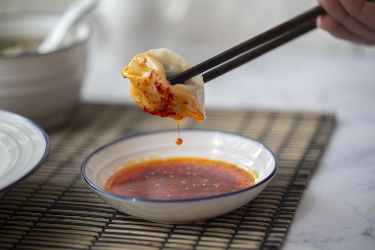 Gyozas rellenas de vegetales con salsa agridulce.