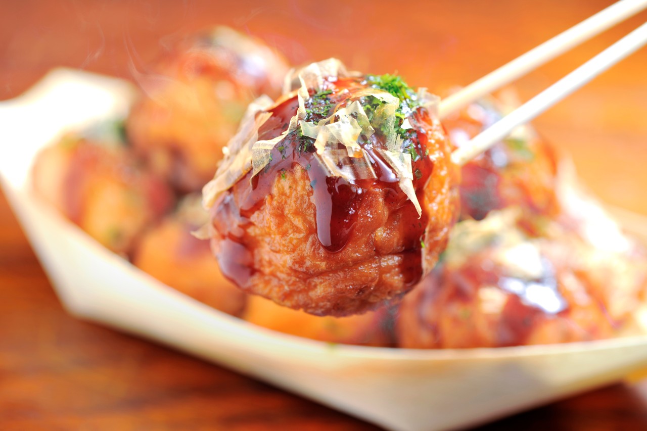 Takoyaki con katsuobushi, finas láminas de bonito ahumado.