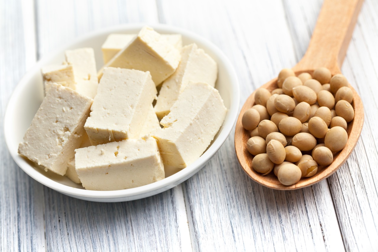 El tofu proviene de la mezcla de soja con agua y coagulante